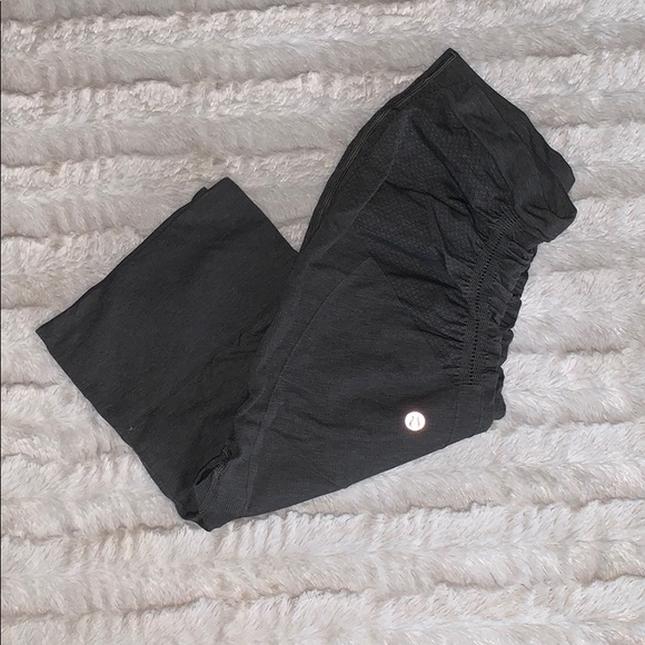 Lululemon in the flow crop ii size 8 - Picture 3 of 4